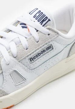 Reebok Classic LT COURT UNISEX - Sneakersy Niskie - Footwear White/chalk/vector Navy -Sklep Toni Pons 2fb967c70c55427eb08f04dbab52358f