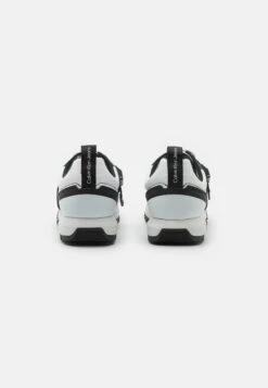 Calvin Klein Jeans TOOTHY RUNNER CLIP HARDWARE - Sneakersy Niskie - White/black -Sklep Toni Pons 317b1a99843544248d128ead116efdd8