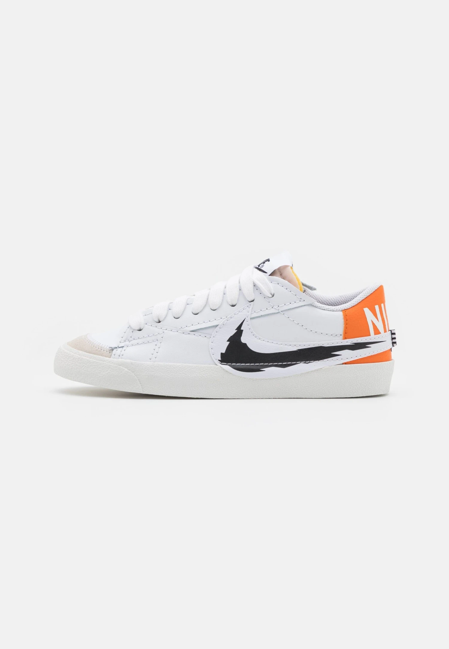 Nike Sportswear BLAZER LOW 77 JUMBO - Sneakersy Niskie - White/black/summit White/magma Orange 3 Nike Sportswear BLAZER LOW 77 JUMBO - Sneakersy Niskie - White/black/summit White/magma Orange