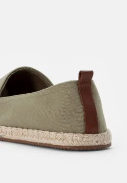 Pier One RENA ESPADRILLE UNISEX - Espadryle - Olive -Sklep Toni Pons 8b1ef3dce9d344a08d816af96a53324d