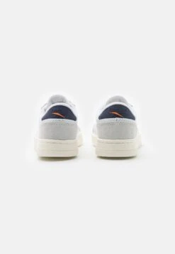 Reebok Classic LT COURT UNISEX - Sneakersy Niskie - Footwear White/chalk/vector Navy -Sklep Toni Pons db1e6f16344a4f3690801ed6bbecd27d