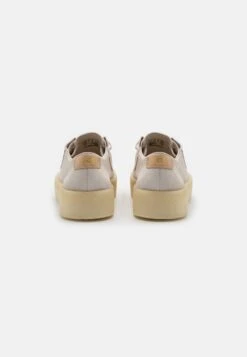 Clarks Originals ASHCOTT CUP - Sznurowane Obuwie Sportowe - Off White 10 Clarks Originals ASHCOTT CUP - Sznurowane Obuwie Sportowe - Off White -Sklep Toni Pons de9c4703d6cd4ca8af5a2df3a835b7c9
