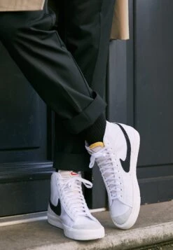 Nike Sportswear BLAZER MID '77 VNTG - Sneakersy Wysokie - White/black -Sklep Toni Pons e512b372e68e42a3a27c1b22972a73de